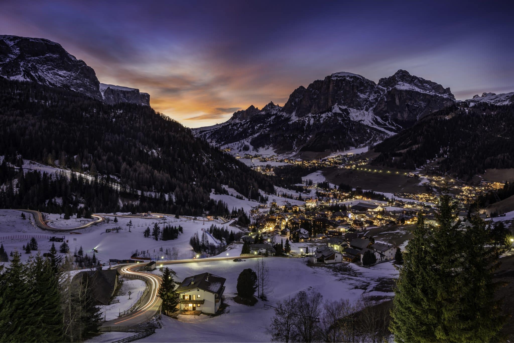 vue-fascinante-sur-les-maisons-des-champs-couverts-de-neige-entoures-de-montagnes-et-d-arbres.jpg
