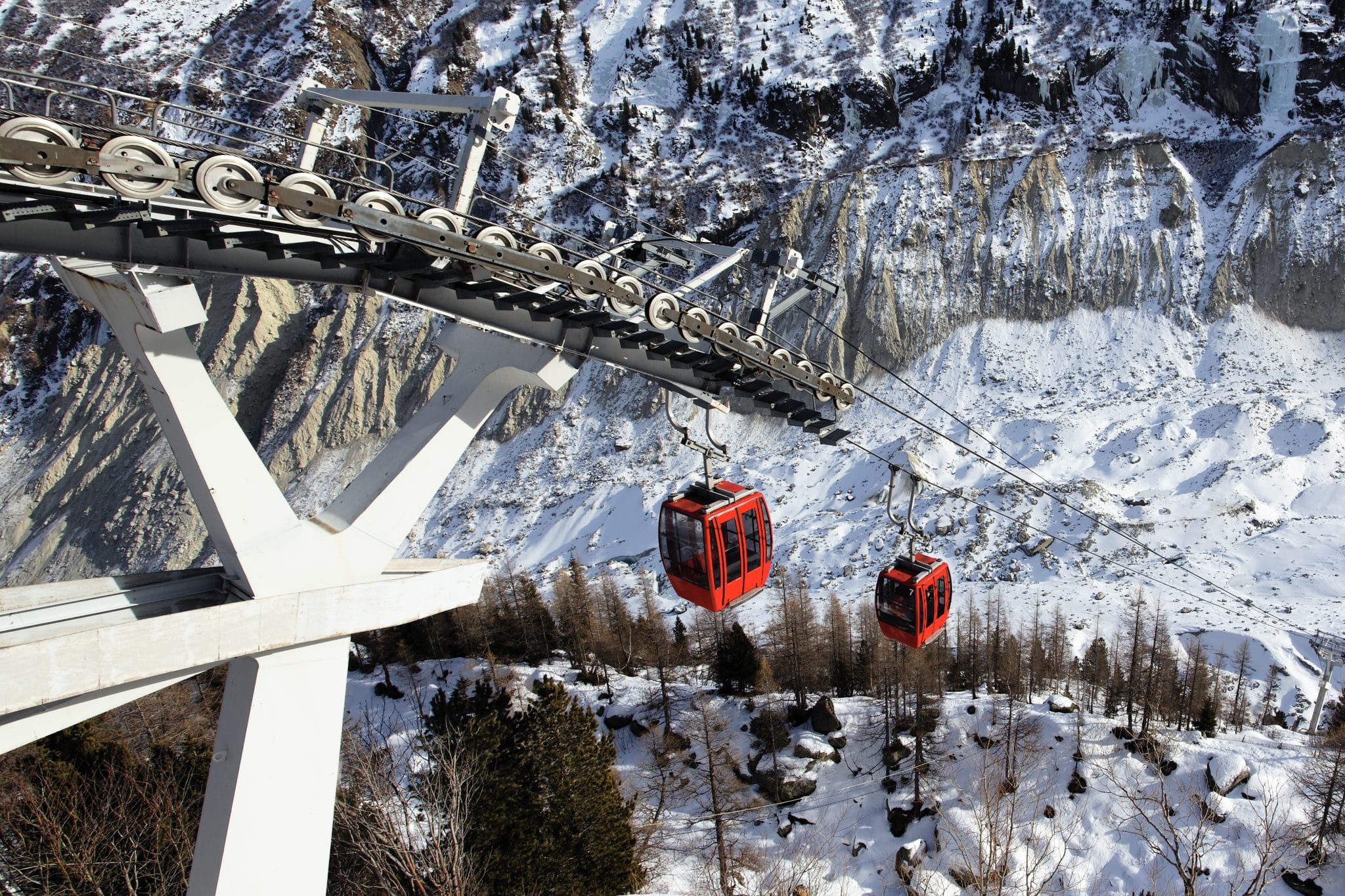 red-gondolas-alpine-mountain-winter.jpg